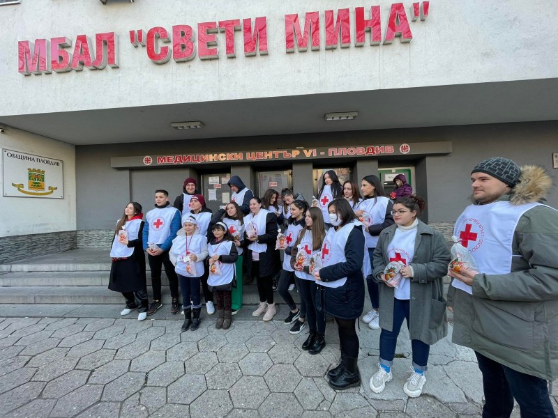 Доброволци на БЧК с жест към пациенти от ковид отделенията в Пловдив