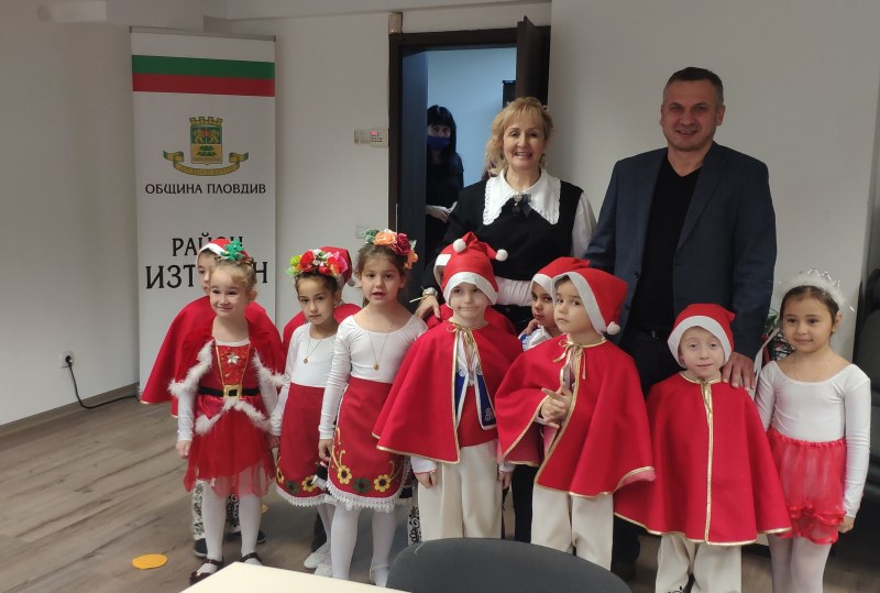 Малки коледари зарадваха кмета на район