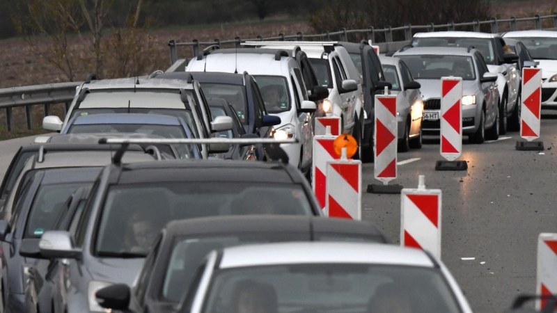 Тежък трафик в последния работен ден, коли пъплят с 10 км/ч по АМ 