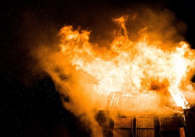 Склад за мебели е изгорял в Пловдив тази нощ За