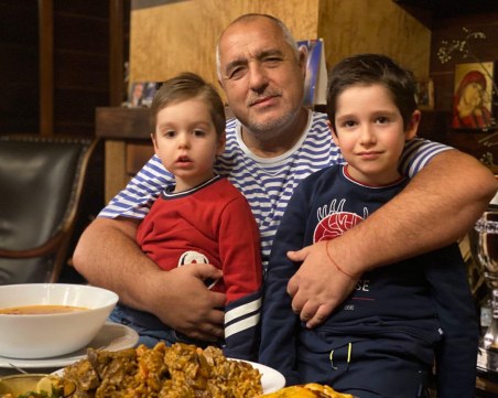 Борисов позира с внуците на Бъдни вечер