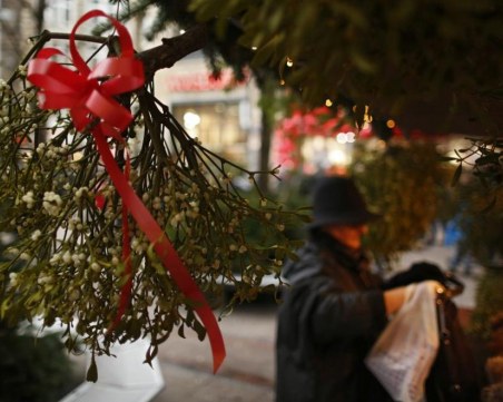 Лош късмет грози всяка жена, отказала целувка под имел