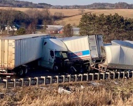 Тежка верижна катастрофа с 40 коли и камиони в САЩ