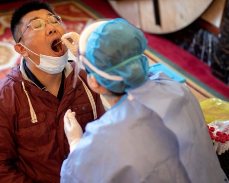 Китай с рекорден брой заразени с COVID-19 от четири месеца