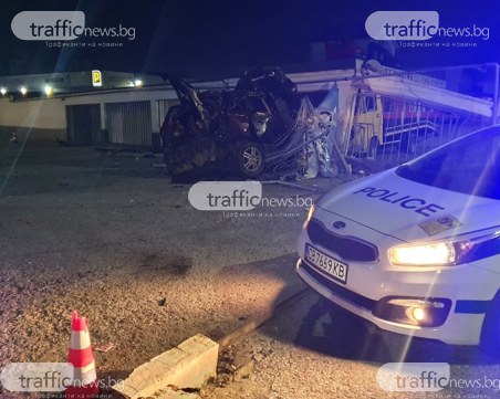 Меле в Кючука! Кола се вряза в шоурум, пожарна и линейка са на място