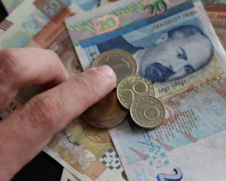 От днес минималната пенсия стана 370 лв.