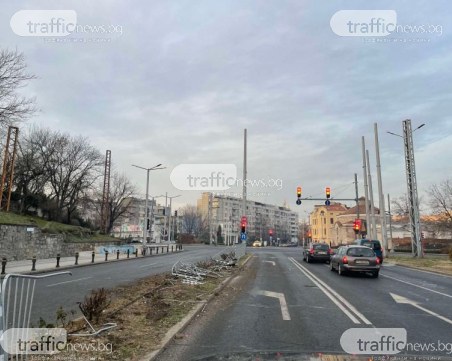 Шофьор изпочупи мантинели в центъра на Пловдив и избяга
