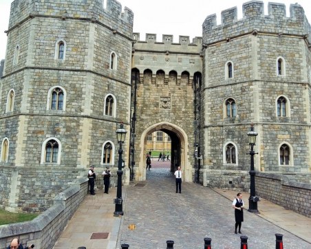 Въоръжен младеж нахлу в Уиндзор докато кралица Елизабет II празнува със семейството си