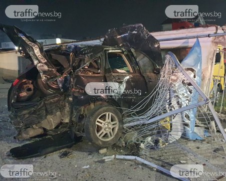 Водачът от мелето в Кючука избягал след инцидента, забил се в шоурума с бясна скорост