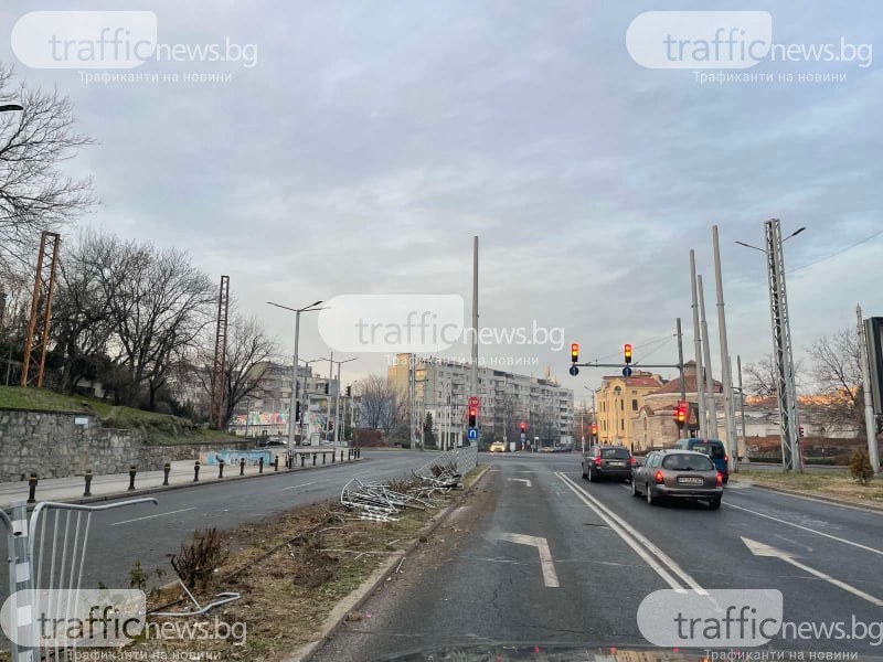 Шофьор изпочупи мантинели в центъра на Пловдив и избяга