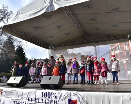 Дядо Коледа и любимци от телевизионния екран зарадваха малчуганите на Главната