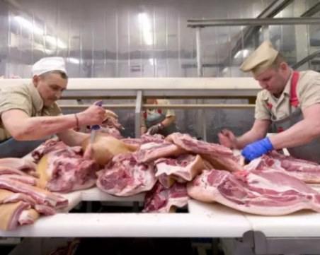 Разкриха злоупотреби с български работници в кланица в Германия