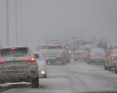 Силен снеговалеж затвори десетки пътища в част от Турция