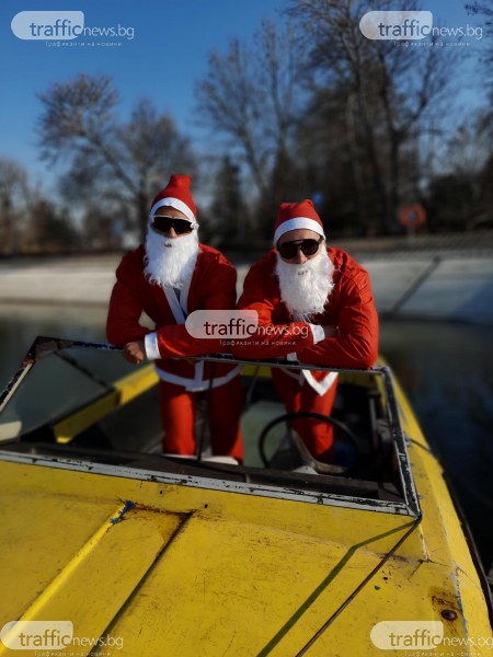 Двама малко по-различни Дядо Коледа радват пловдивчани на гребния канал