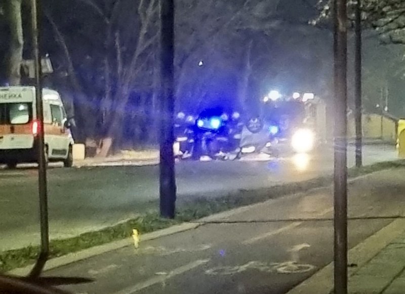 Нов пътен инцидент стана тази вечер в Пловдив.Лек автомобил опел