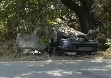 Автомобил се преобърна на АМ Струма при отбивката за Кюстендил