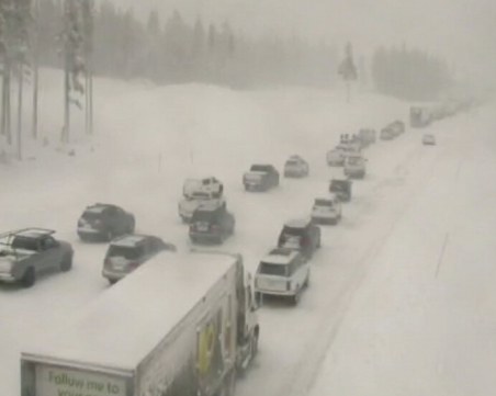 Огромна снежна буря затвори пътища и част от летището в Лос Анджелис