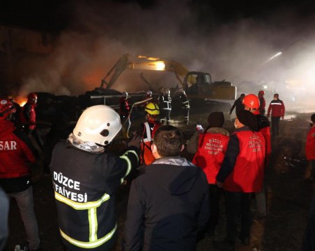 Пожар изпепели турска фабрика за мебели, има ранени