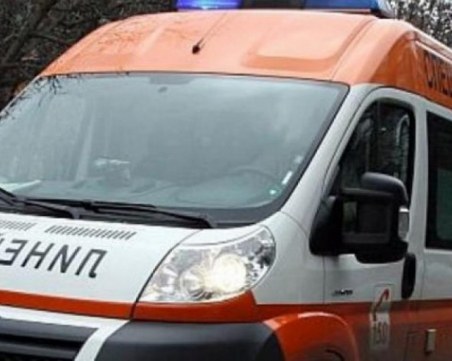 Жена загина, а детето ѝ е в критично състояние след тежка катастрофа в Ямболско