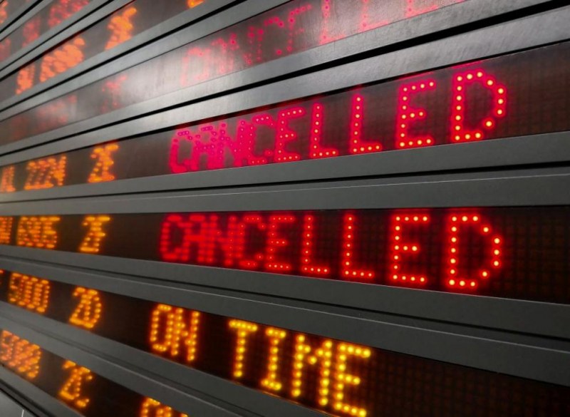 Над 2 500 отменени полета по света заради Омикрон