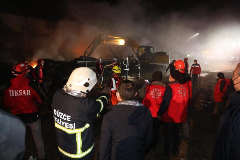 Пожар изпепели турска фабрика за мебели, има ранени