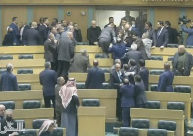 Йордански депутати се сбиха на заседание на парламента по време