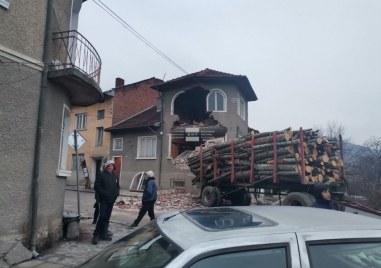 Камион с дървен материал събори част от къща в Белица