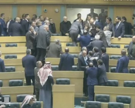 Бой в парламента в Йордания заради дебат за равенството между мъжете и жените