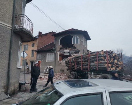 Камион се вряза в къща в Белица