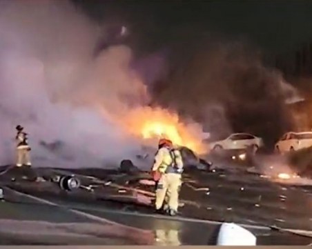 Малък самолет се разби в жилищен квартал в Калифорния, няма оцелели от полета