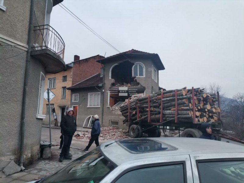 Камион се вряза в къща в Белица