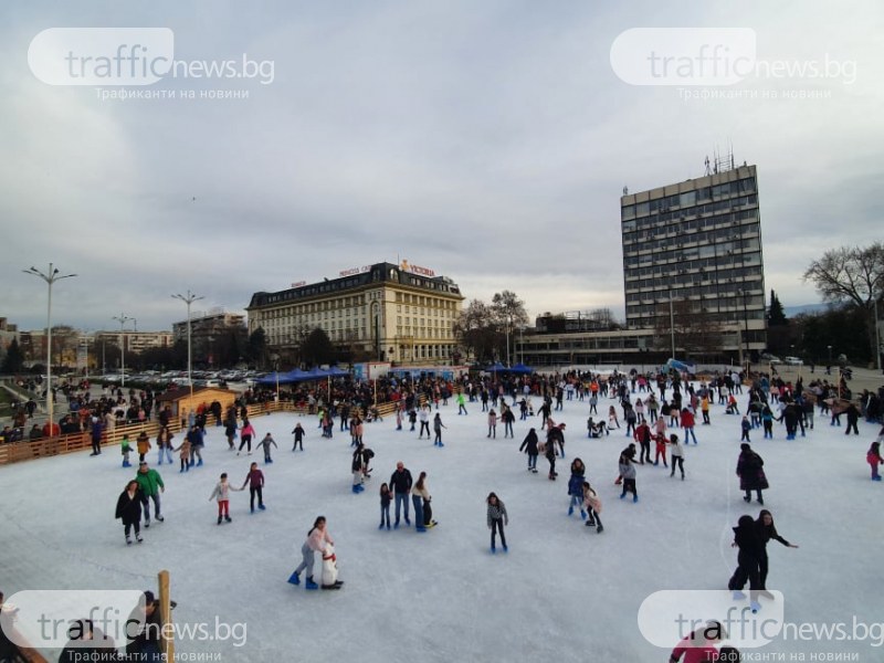 Огромно стълпотворение от хора на Главната улица в последния почивен