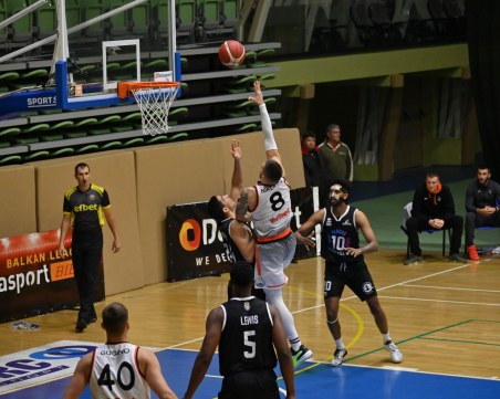 Академик загуби невероятна драма с Черноморец в последния мач за годината