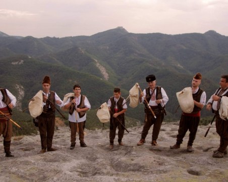 Емоционална песен създадоха млади пловдивски изпълнители ВИДЕО