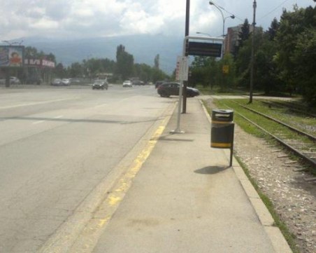 Кола помете чакаща на спирка жена, с опасност за живота е