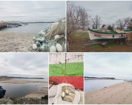 Морски етюди през зимата: Само стъпките на рибари стоят по пясъка