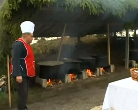 Раздават курбан за здраве на всички шофьори на пътя Смолян-Асеновград