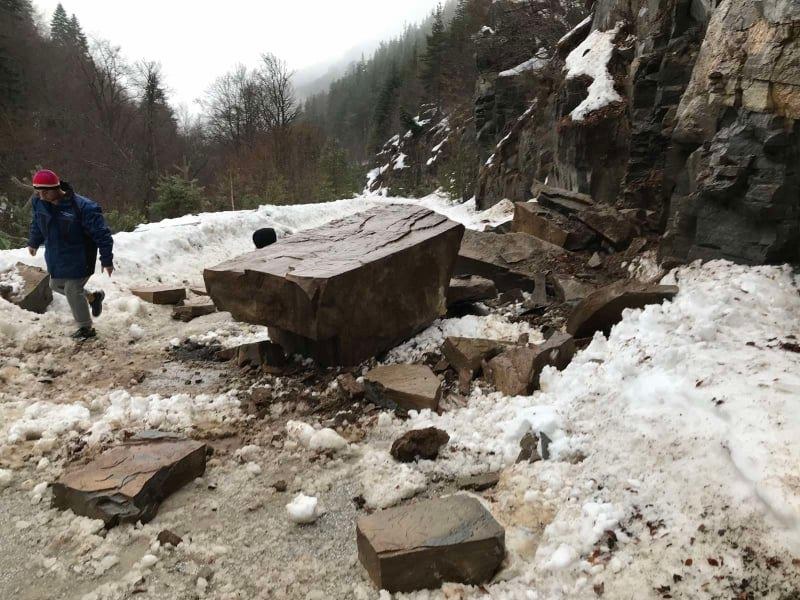 Паднали скали затвориха пътя за  Ситово