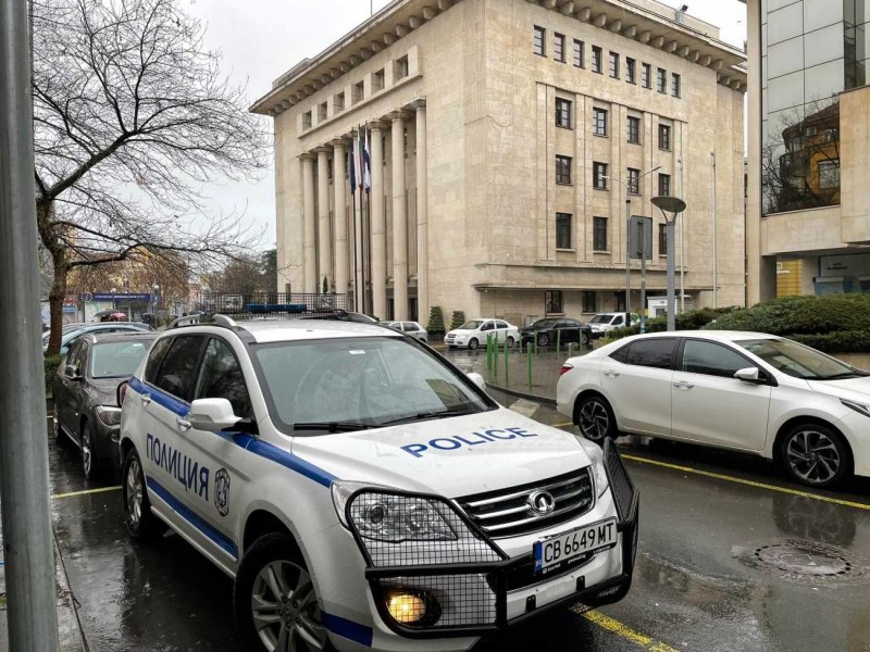 Полиция извършва претърсвания и изземвания на документи от Община Бургас.