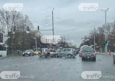 Два леки автомобила са катастрофирали на кръстовището на бул Санкт