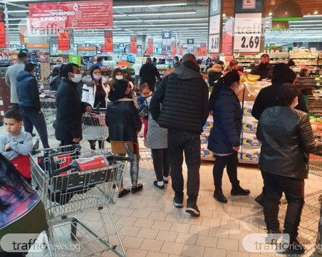 Инвазия по магазините в Пловдив! Блъсканица и скандали – хората пазаруват като за последно