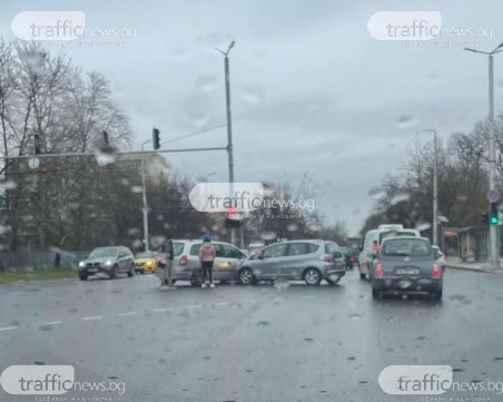 Катастрофа на оживен булевард в Пловдив, движението е затруднено