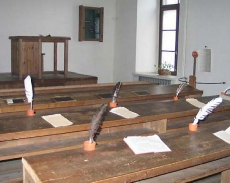 На този ден: Първото взаимно училище у нас, първата снимка на Луната