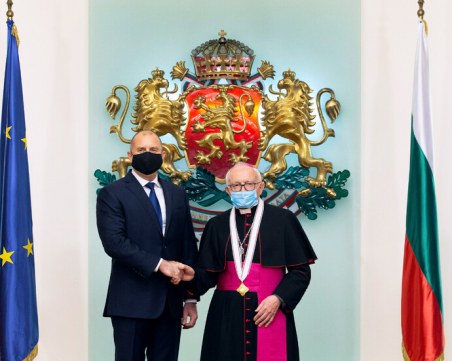Радев удостои посланика на Ватикана у нас с орден 