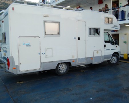 Разбиха кемпера на пловдивчанин в Турция по време на шопинг, задигнаха му техника за над 5 бона