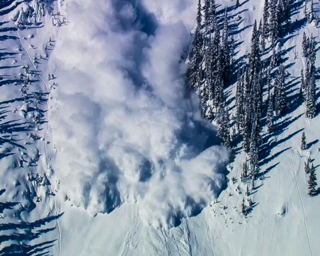 Трима души са били частично затрупани от лавина на Мальовица