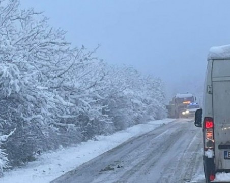 Усложнена е пътната обстановка в Централна и Северна България заради снеговалеж