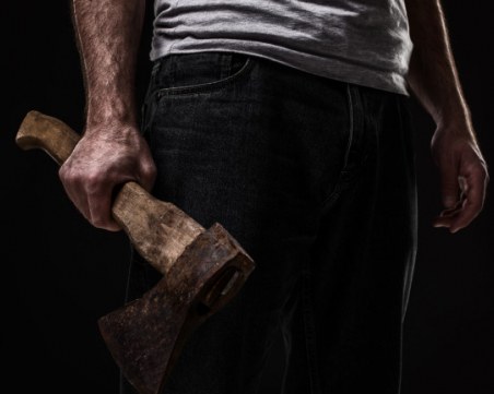 Задържаха мъж в София, заплашил жена с брадва