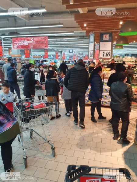 Инвазия по магазините в Пловдив! Блъсканица и скандали – хората пазаруват като за последно