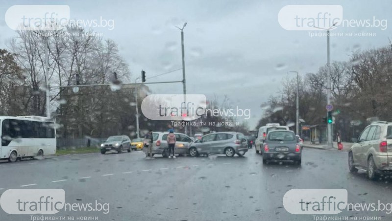 Катастрофа на оживен булевард в Пловдив, движението е затруднено